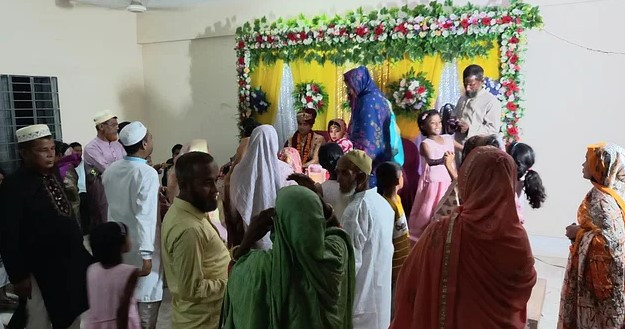 কলেজের শ্রেণিকক্ষে বিয়ে, মাঠে আয়োজন খাওয়াদাওয়ার